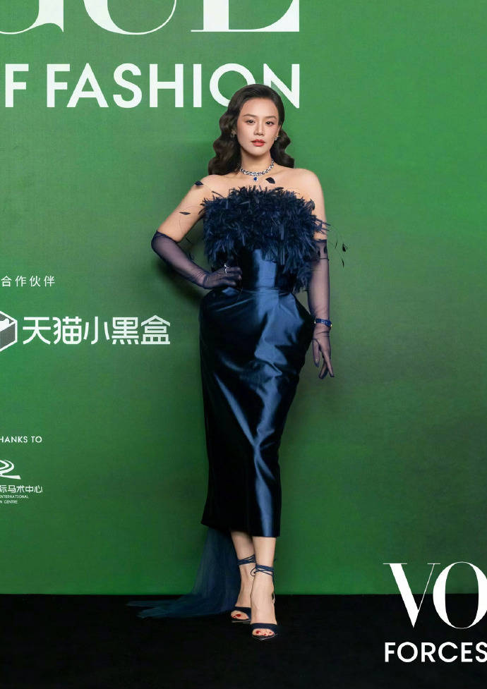 刘亦菲头顶满天星、周冬雨大胆透视装、杨幂顶级高定...VOGUE红毯谁赢了<strong></p>
<p>君正集团股票</strong>?