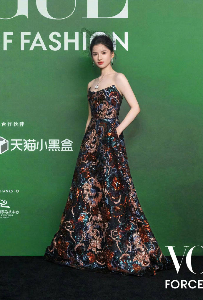 刘亦菲头顶满天星、周冬雨大胆透视装、杨幂顶级高定...VOGUE红毯谁赢了<strong></p>
<p>君正集团股票</strong>?