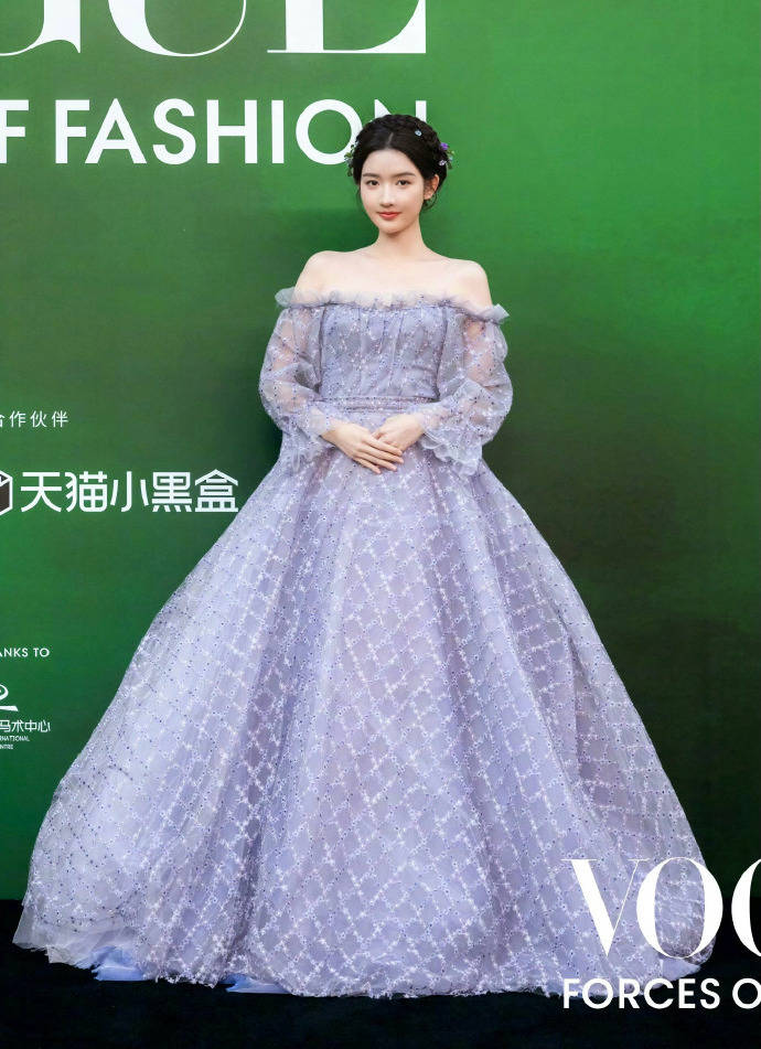 刘亦菲头顶满天星、周冬雨大胆透视装、杨幂顶级高定...VOGUE红毯谁赢了<strong></p>
<p>君正集团股票</strong>?