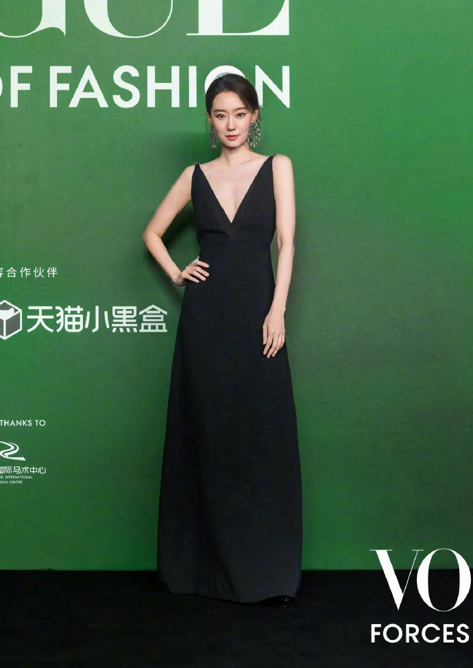 刘亦菲头顶满天星、周冬雨大胆透视装、杨幂顶级高定...VOGUE红毯谁赢了<strong></p>
<p>君正集团股票</strong>?