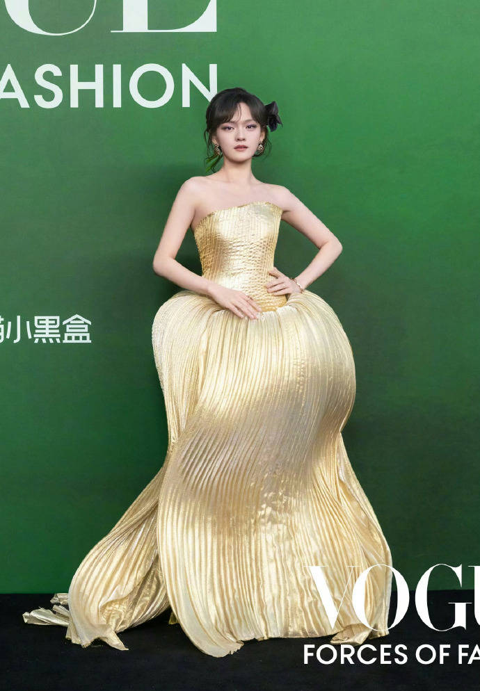 刘亦菲头顶满天星、周冬雨大胆透视装、杨幂顶级高定...VOGUE红毯谁赢了<strong></p>
<p>君正集团股票</strong>?