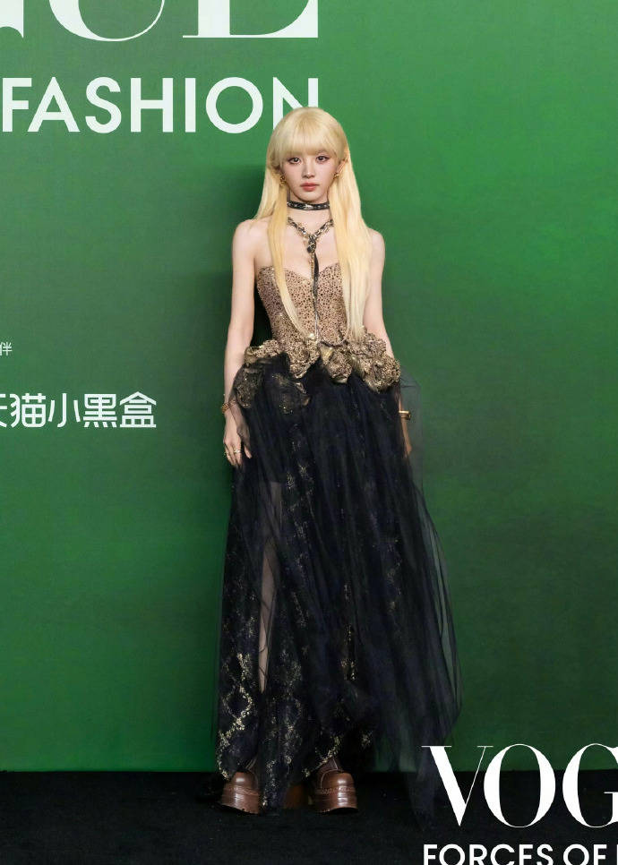 刘亦菲头顶满天星、周冬雨大胆透视装、杨幂顶级高定...VOGUE红毯谁赢了<strong></p>
<p>君正集团股票</strong>?