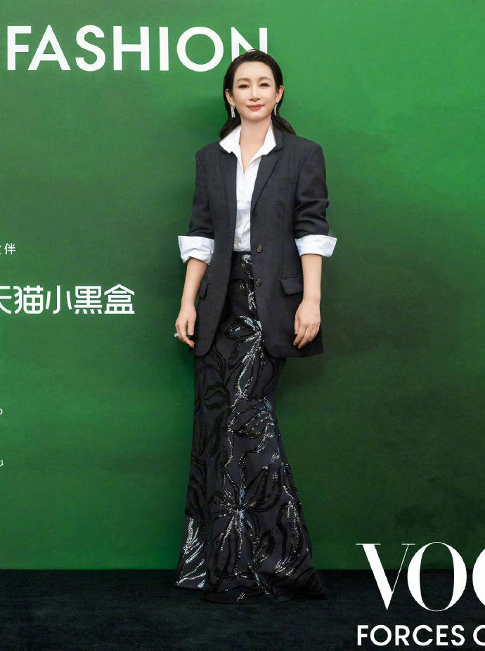 刘亦菲头顶满天星、周冬雨大胆透视装、杨幂顶级高定...VOGUE红毯谁赢了<strong></p>
<p>君正集团股票</strong>?