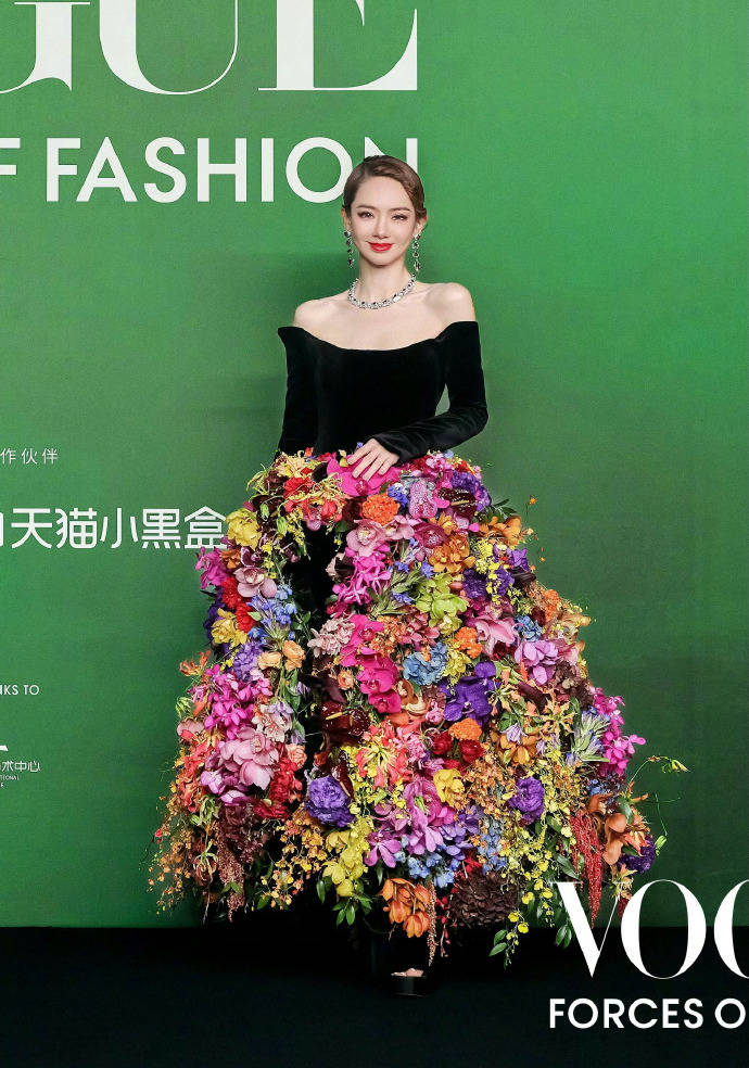 刘亦菲头顶满天星、周冬雨大胆透视装、杨幂顶级高定...VOGUE红毯谁赢了<strong></p>
<p>君正集团股票</strong>?