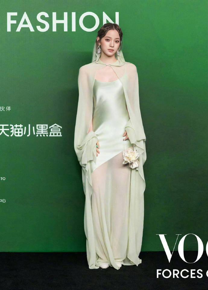 刘亦菲头顶满天星、周冬雨大胆透视装、杨幂顶级高定...VOGUE红毯谁赢了<strong></p>
<p>君正集团股票</strong>?