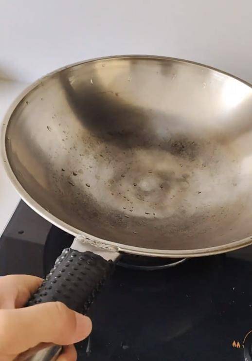 铁锅用了二三十年仍不粘不锈<strong></p>
<p>昆仑万维股票</strong>,女子在线寻厂家想“再买一个”,厂家称已停产