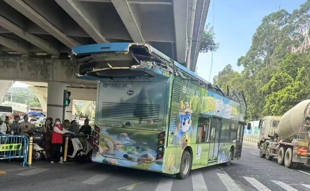 深圳一辆双层巴士高架桥下遭“剃头”<strong></p>
<p>昆仑万维股票</strong>，玻璃碎片散落一地，多方回应