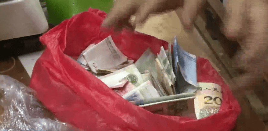 广东一男子两三年持续往批发店无故扔钱<strong></p>
<p>昆仑万维股票</strong>,店主:每次他都不承认,还钱还把钱送回来