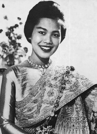 泰国王太后诗丽吉去世<strong></p>
<p>昆仑万维股票</strong>，留下19顶奢华王冠和她的传奇一生