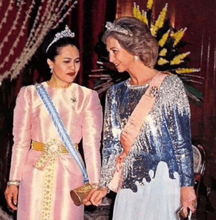 泰国王太后诗丽吉去世<strong></p>
<p>昆仑万维股票</strong>，留下19顶奢华王冠和她的传奇一生