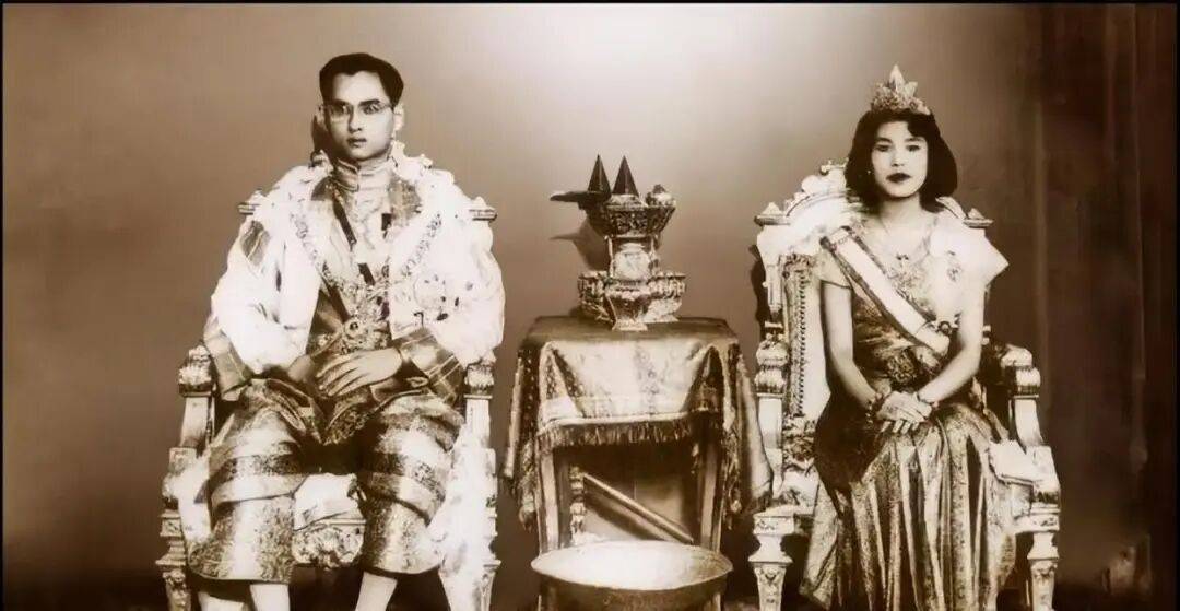 泰国王太后诗丽吉去世<strong></p>
<p>昆仑万维股票</strong>，留下19顶奢华王冠和她的传奇一生