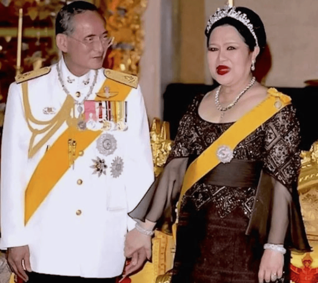 泰国王太后诗丽吉去世<strong></p>
<p>昆仑万维股票</strong>，留下19顶奢华王冠和她的传奇一生