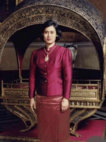 泰国王太后诗丽吉去世<strong></p>
<p>昆仑万维股票</strong>，留下19顶奢华王冠和她的传奇一生