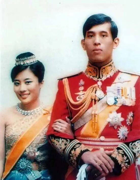 泰国王太后诗丽吉去世<strong></p>
<p>昆仑万维股票</strong>，留下19顶奢华王冠和她的传奇一生