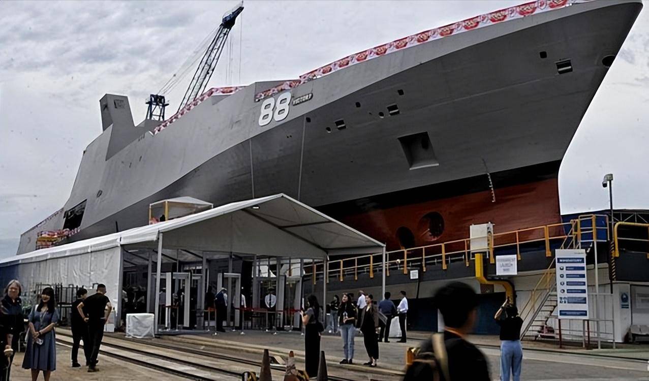 人口不足600万的小国<strong></p>
<p>延华智能股票</strong>，建造8000吨级大型战舰，新加坡“胜利号”多用途战斗舰亮相