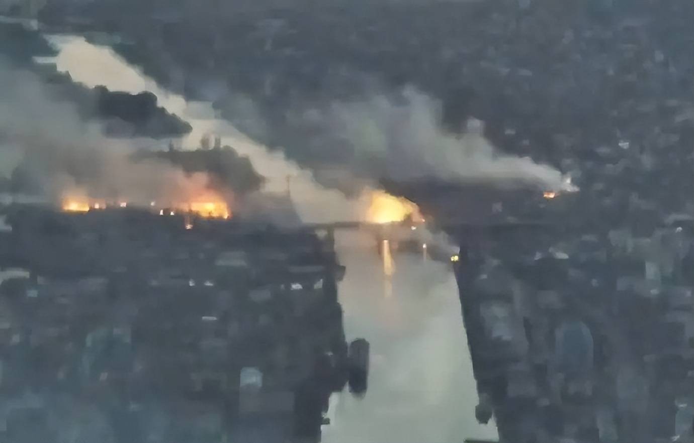 血拼一夜!俄军敢死队冲入赫尔松<strong></p>
<p>中国卫星股票</strong>,远火大开杀戒,乌军机器人参战