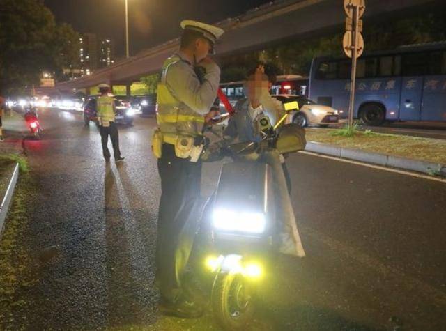 北京“电子眼”开始抓拍电动自行车违法<strong></p>
<p>中国卫星股票</strong>,试点审核录入电动自行车违法行为3.8万起