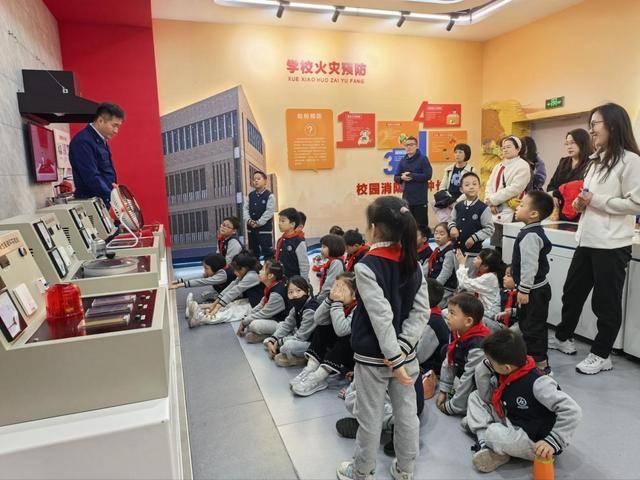 “泉民消防<strong></p>
<p>中国卫星股票</strong>,生命至上”山东师范大学附属小学2024级7班雏鹰小队活动举行