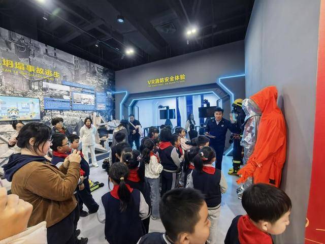 “泉民消防<strong></p>
<p>中国卫星股票</strong>,生命至上”山东师范大学附属小学2024级7班雏鹰小队活动举行