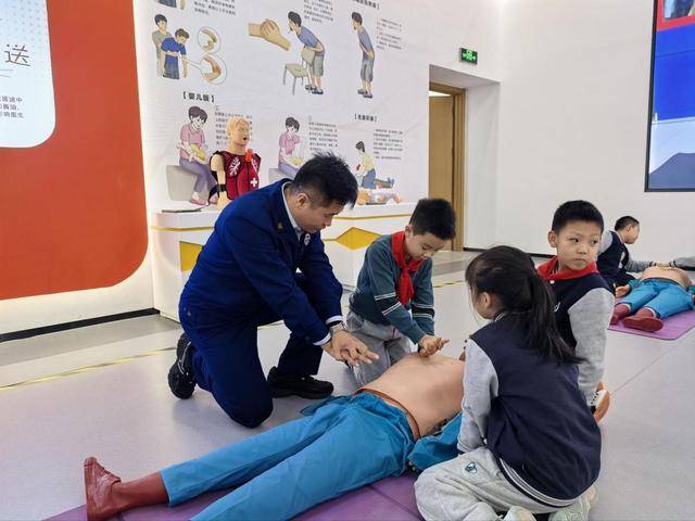 “泉民消防<strong></p>
<p>中国卫星股票</strong>,生命至上”山东师范大学附属小学2024级7班雏鹰小队活动举行