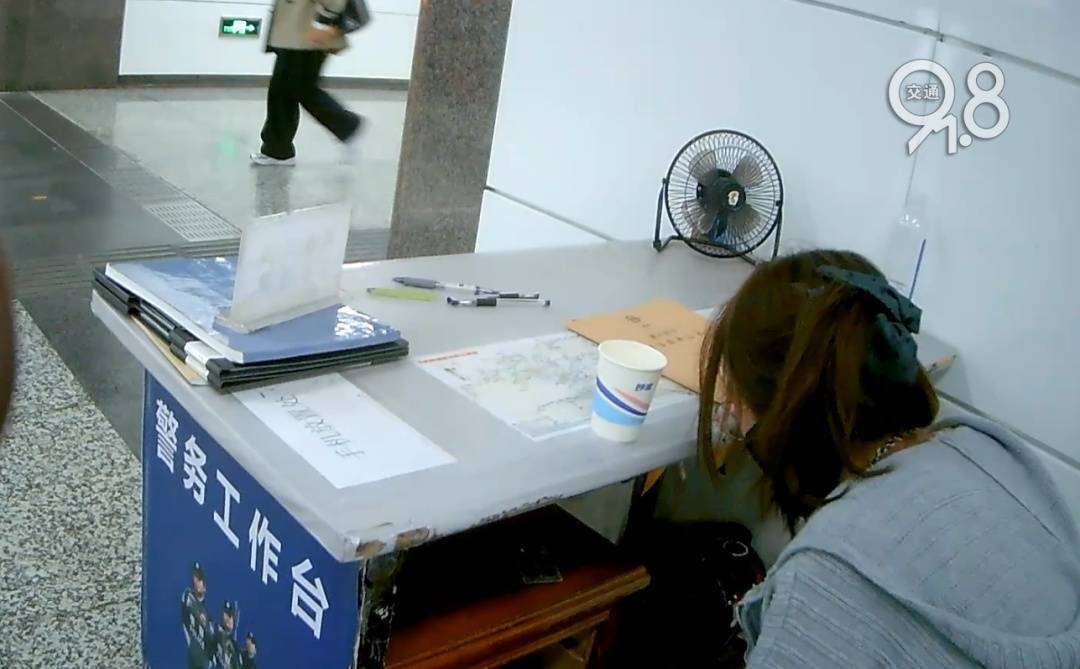 杭州地铁内<strong></p>
<p>中核科技股票</strong>,女乘客突然崩溃大哭!紧接着……这一幕被拍下