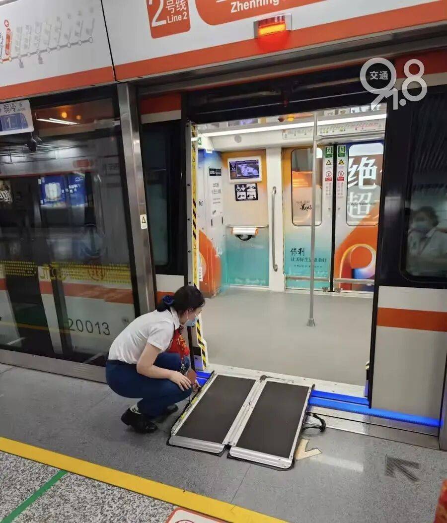 杭州地铁内<strong></p>
<p>中核科技股票</strong>,女乘客突然崩溃大哭!紧接着……这一幕被拍下