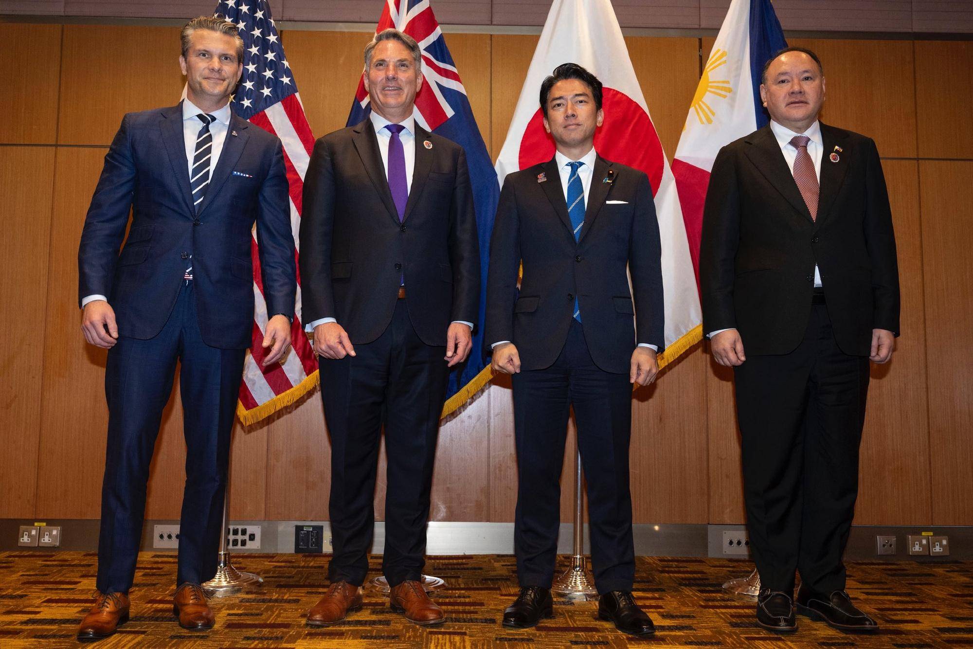 美军再度遭遇耻辱时刻:中国海军6艘战舰包围<strong></p>
<p>蓝思科技股票</strong>,815舰插入南海演习