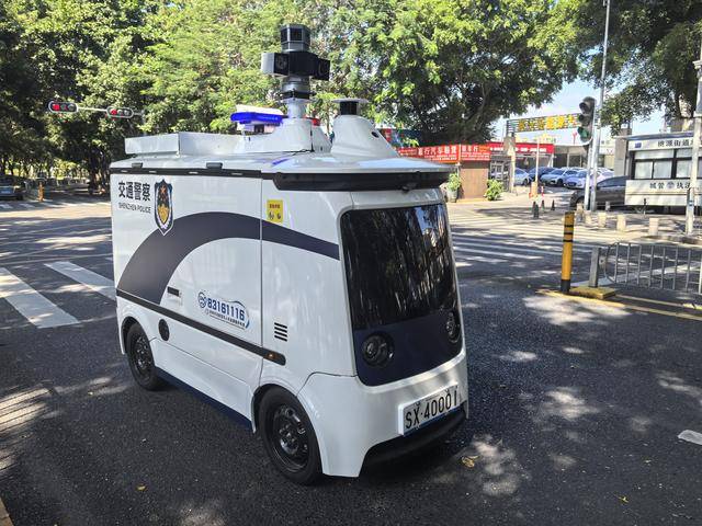 深圳交警“黑科技”再升级<strong></p>
<p>蓝思科技股票</strong>!首台多功能无人巡检车“上岗”