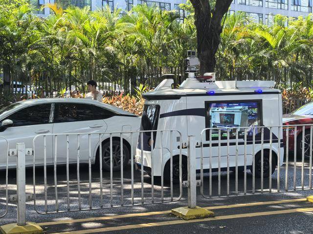 深圳交警“黑科技”再升级<strong></p>
<p>蓝思科技股票</strong>!首台多功能无人巡检车“上岗”
