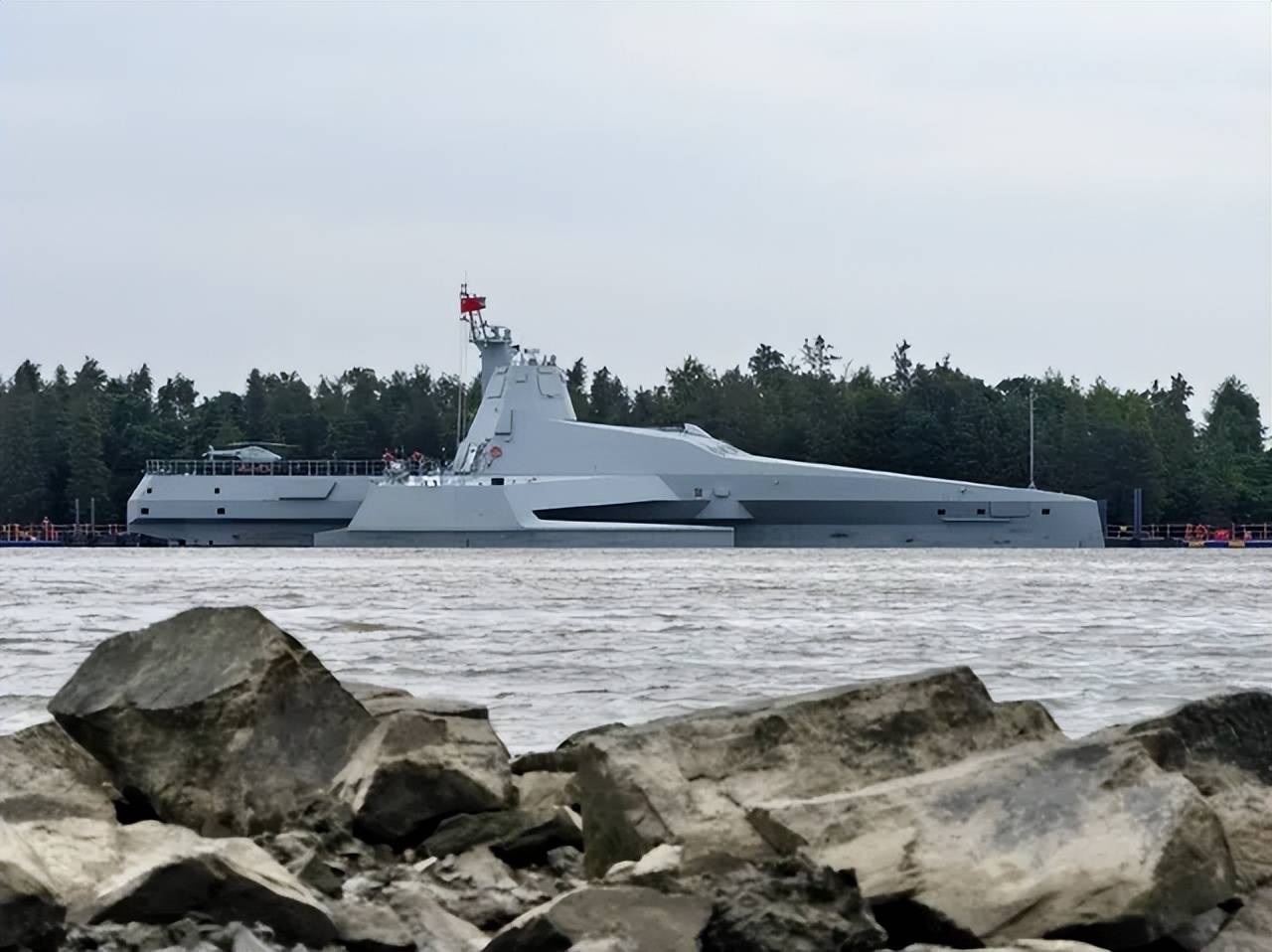 舰长65米<strong></p>
<p>蓝思科技股票</strong>，搭载48个垂发！美媒：中国海军“半潜式武库舰”亮相！