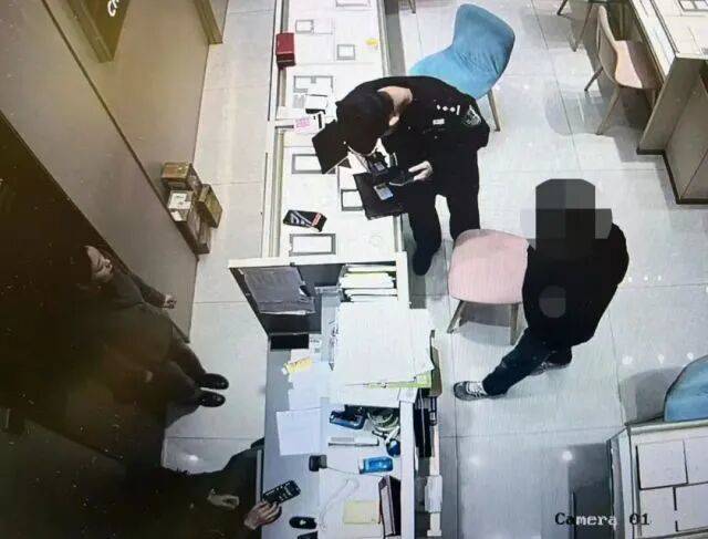 股市套现170万元后<strong></p>
<p>中国能建股票</strong>，杭州男子豪购300克金条！老板当场报警……