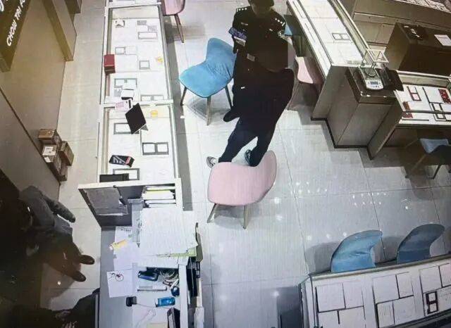 股市套现170万元后<strong></p>
<p>中国能建股票</strong>，杭州男子豪购300克金条！老板当场报警……