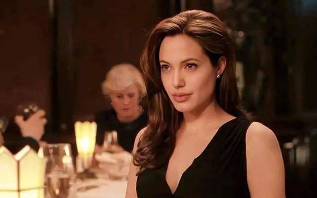 安吉丽娜·朱莉访乌<strong></p>
<p>中国能建股票</strong>，保镖被带走