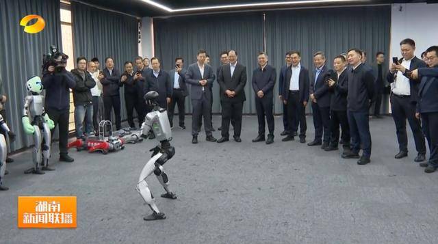 湖南省省长、浙江省省长<strong></p>
<p>久其软件股票</strong>,一同观看机器人表演