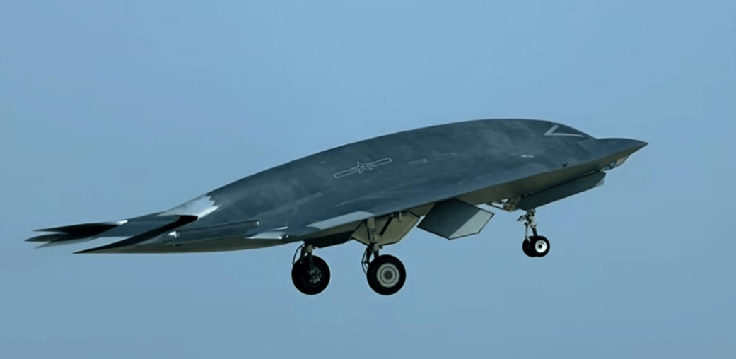 福建舰上班后<strong></p>
<p>美国股票</strong>,中国空军也不藏了!轰隆一声巨响,歼20旁多了架新战机