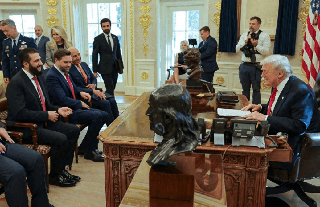 朱拉尼在合照中站得笔直<strong></p>
<p>美国股票</strong>，特朗普把人叫来白宫，却连正门都不让走