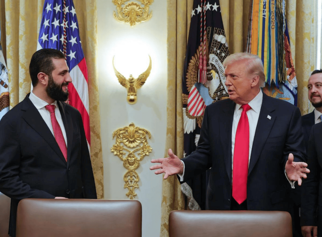 朱拉尼在合照中站得笔直<strong></p>
<p>美国股票</strong>，特朗普把人叫来白宫，却连正门都不让走