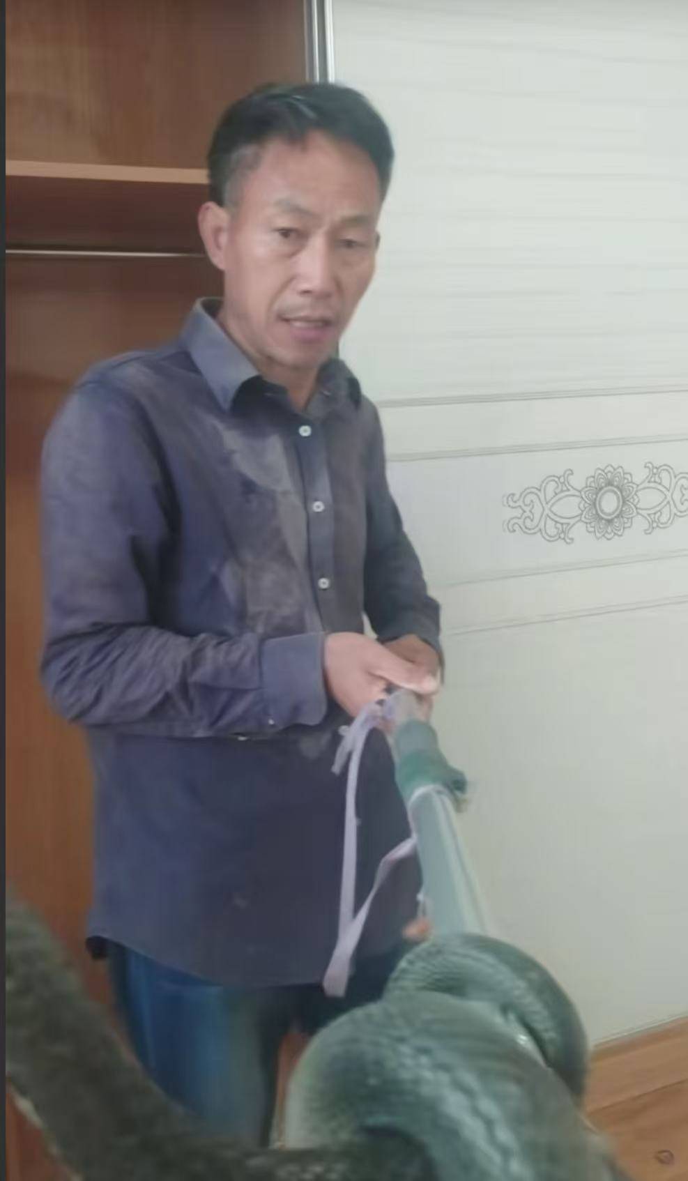 “蛇被我甩开了<strong></p>
<p>美国股票</strong>,没完全注射毒液”,湖南直播抓蛇被咬伤网红被警方拘留后发声道歉