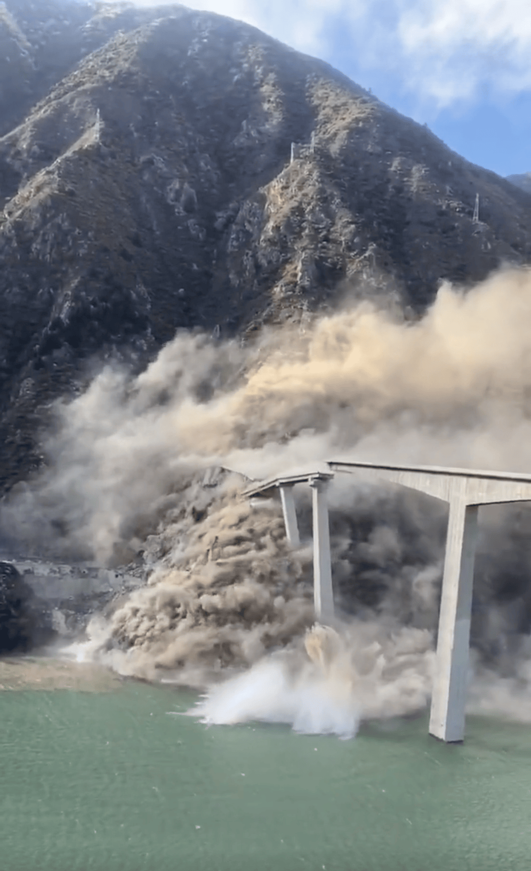 四川阿坝红旗桥为何垮塌<strong></p>
<p>美国股票</strong>?官方回应