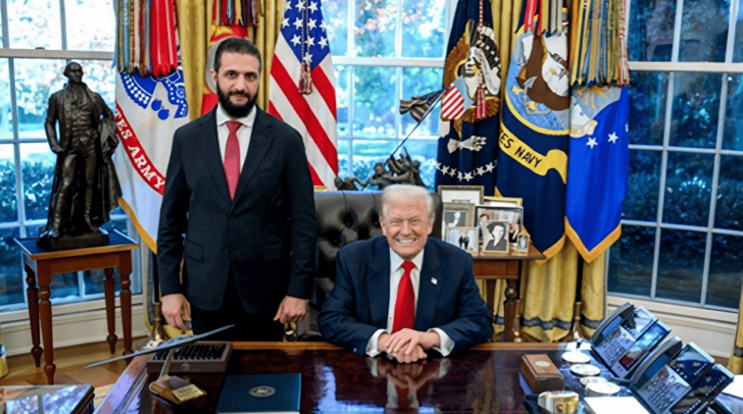 中方终于放行，朱拉尼喜笑颜开赶紧访美却全程站着，特朗普连座都没给他留