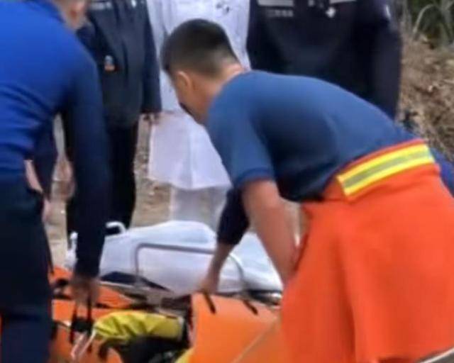 “我来个跳的”!女驴友不慎摔下巨石<strong></p>
<p>中恒电气股票</strong>,目击者:粉碎性骨折