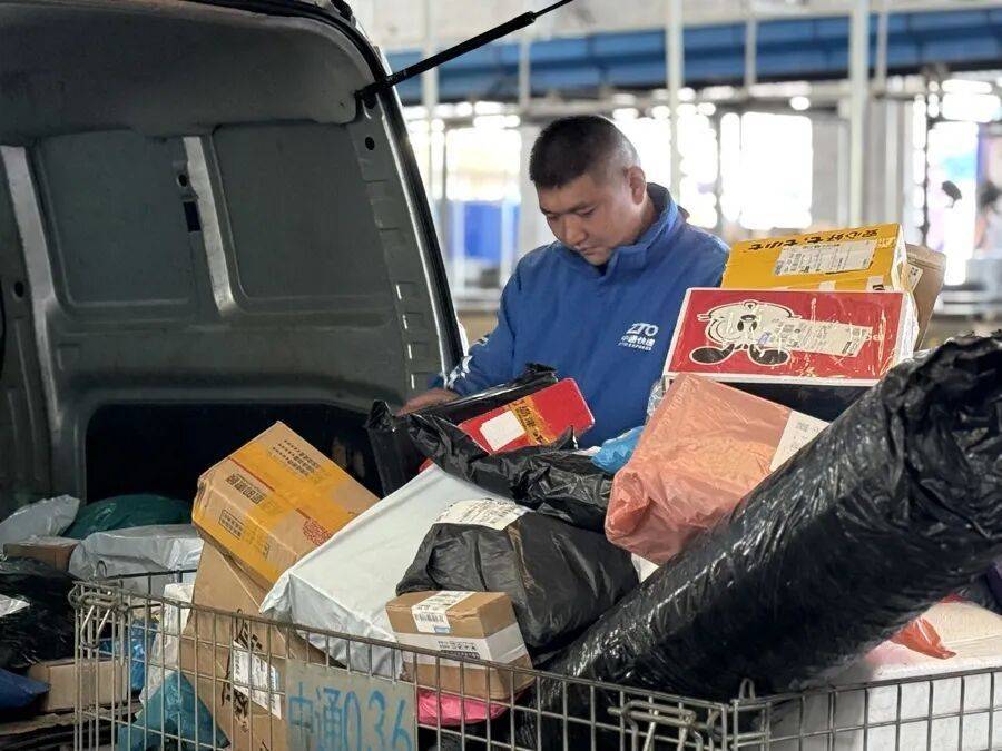 上海一快递小哥跳河救人<strong></p>
<p>长安汽车股票</strong>，上岸后全身湿透继续派送