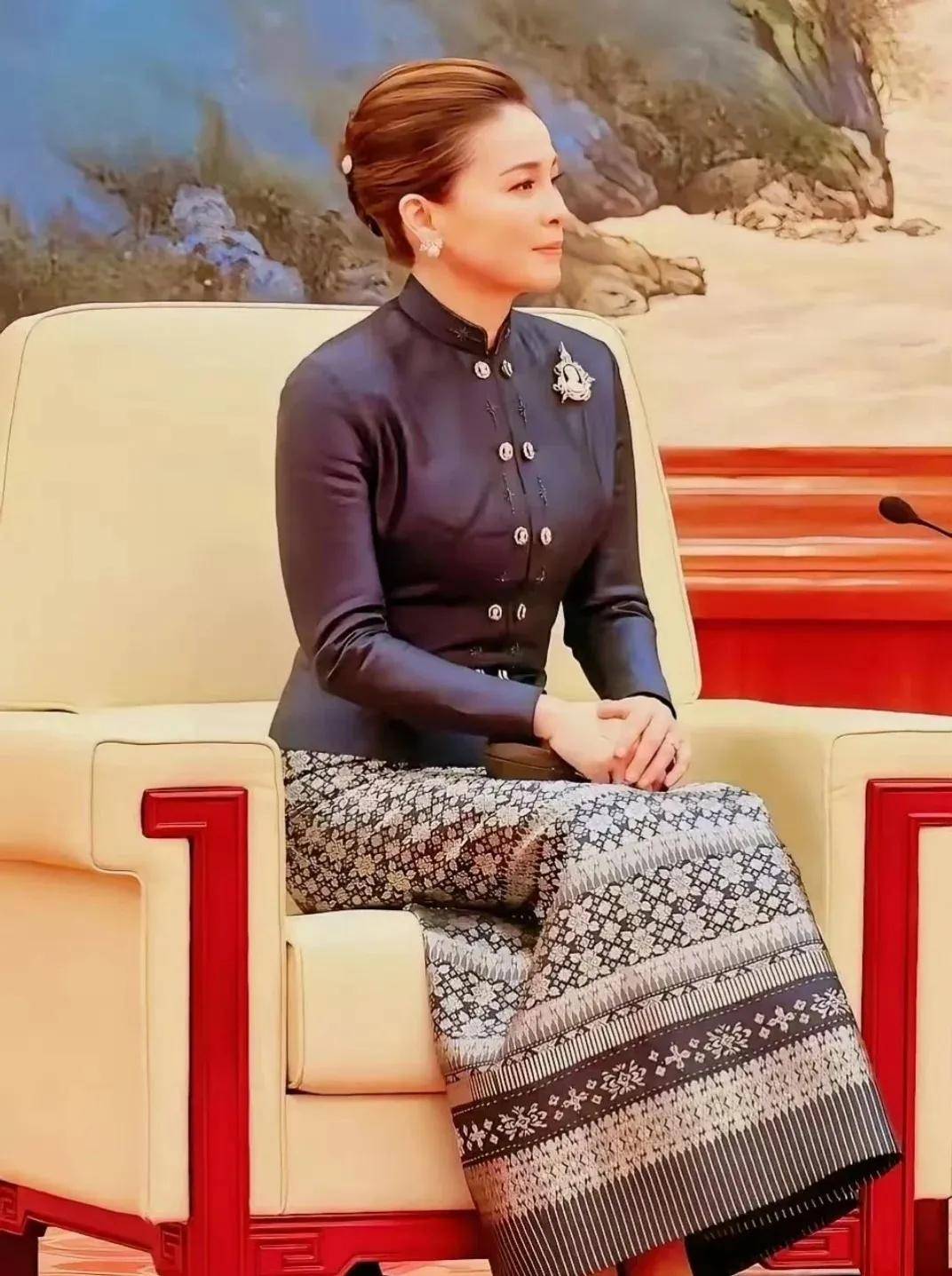 泰国王后访华“穿搭九宫格”出圈<strong></p>
<p>长安汽车股票</strong>，隆重珠宝展现用心诚意