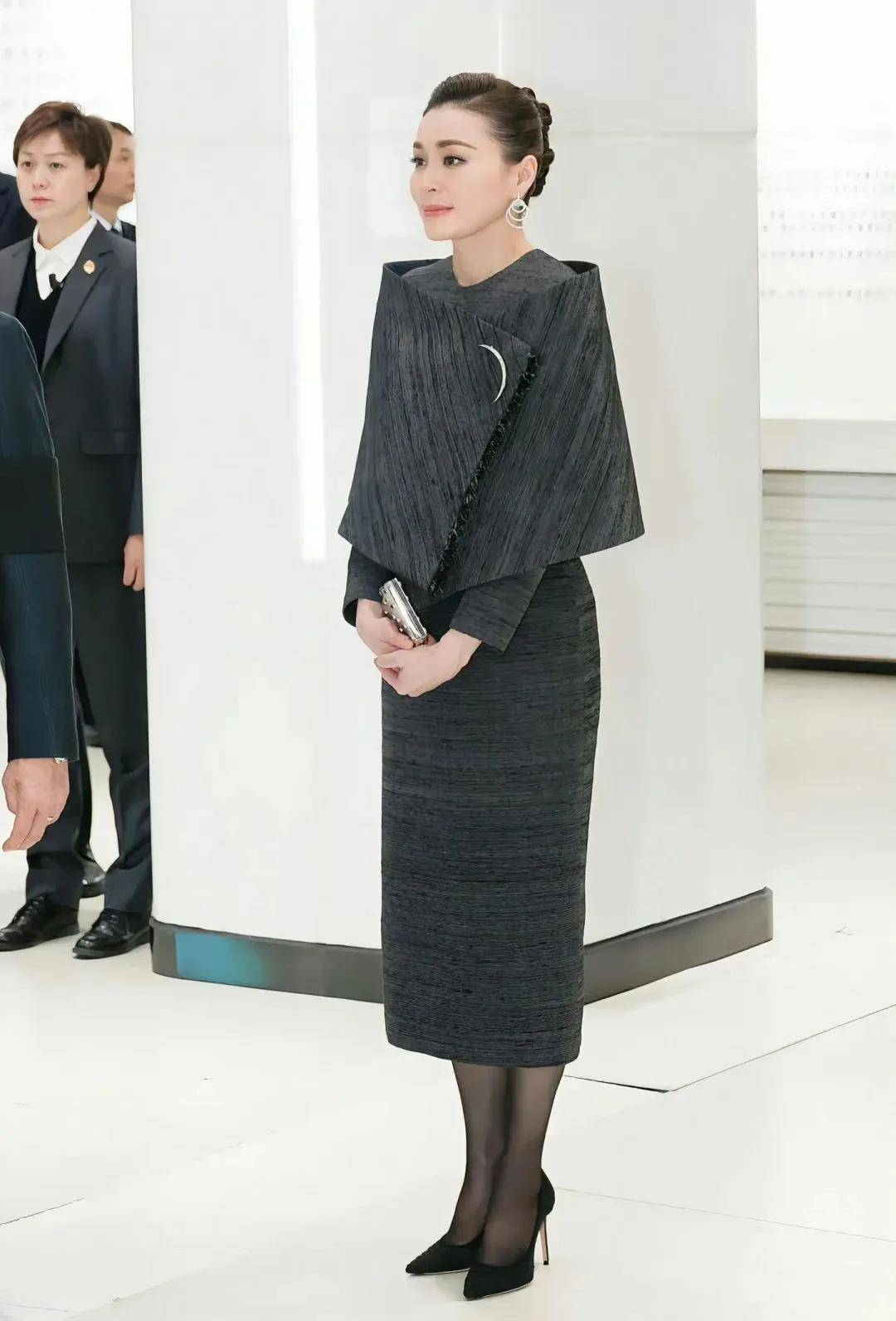 泰国王后访华“穿搭九宫格”出圈<strong></p>
<p>长安汽车股票</strong>，隆重珠宝展现用心诚意