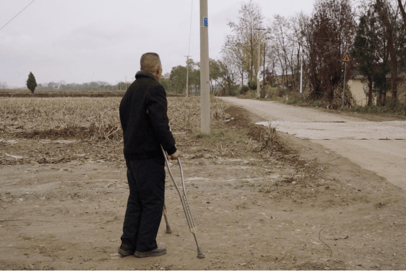 丈夫残疾 农妇雨后独自抢收千斤玉米被掩埋