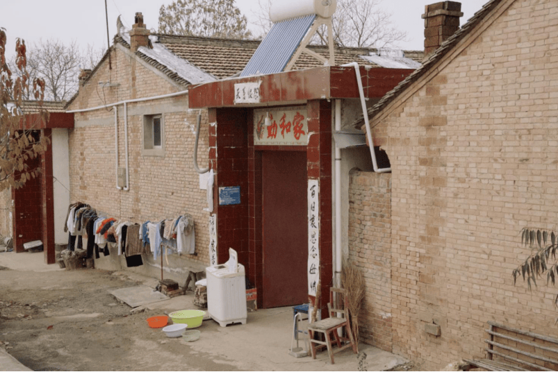 丈夫残疾 农妇雨后独自抢收千斤玉米被掩埋