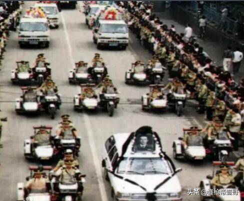 无间道?山西警察中队长抢运钞车<strong></p>
<p>吉利汽车股票</strong>,被同事百发子弹乱枪击毙