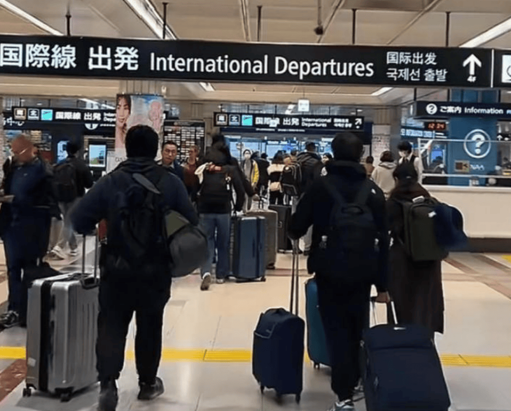 日本多次不宣而战<strong></p>
<p>长虹股票</strong>，中国不得不防，高市早苗沉默之际，国人紧急返华