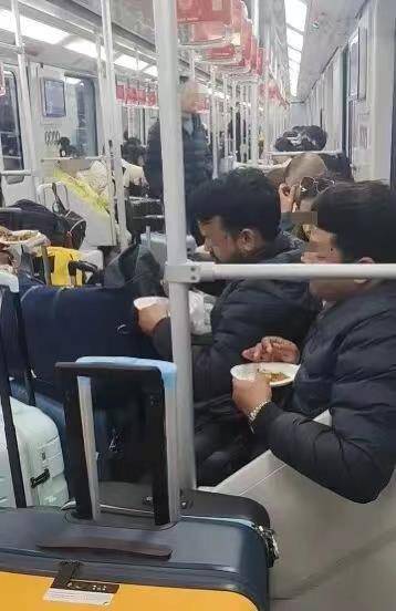 极目锐评∣满车厢咖喱味！多名外籍乘客在车厢内吃馅饼<strong></p>
<p>东北制药股票</strong>，规则面前哪有特殊？