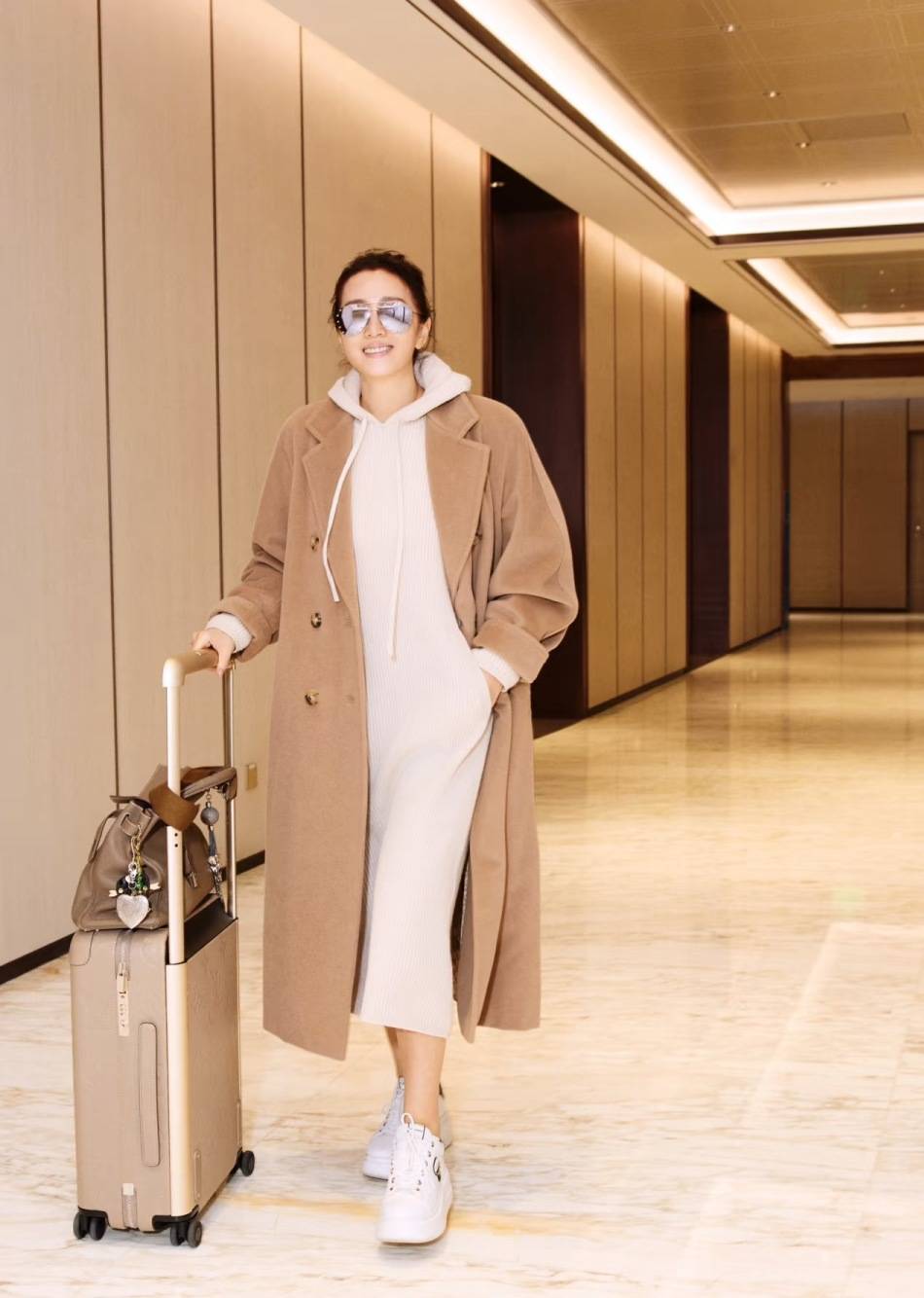 巩俐、梅姨、高圆圆...Power女性冬天少不了一件驼色大衣<strong></p>
<p>东北制药股票</strong>!